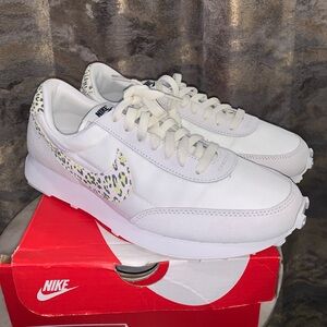 Women Nike DBreak SE Leopard Size 9